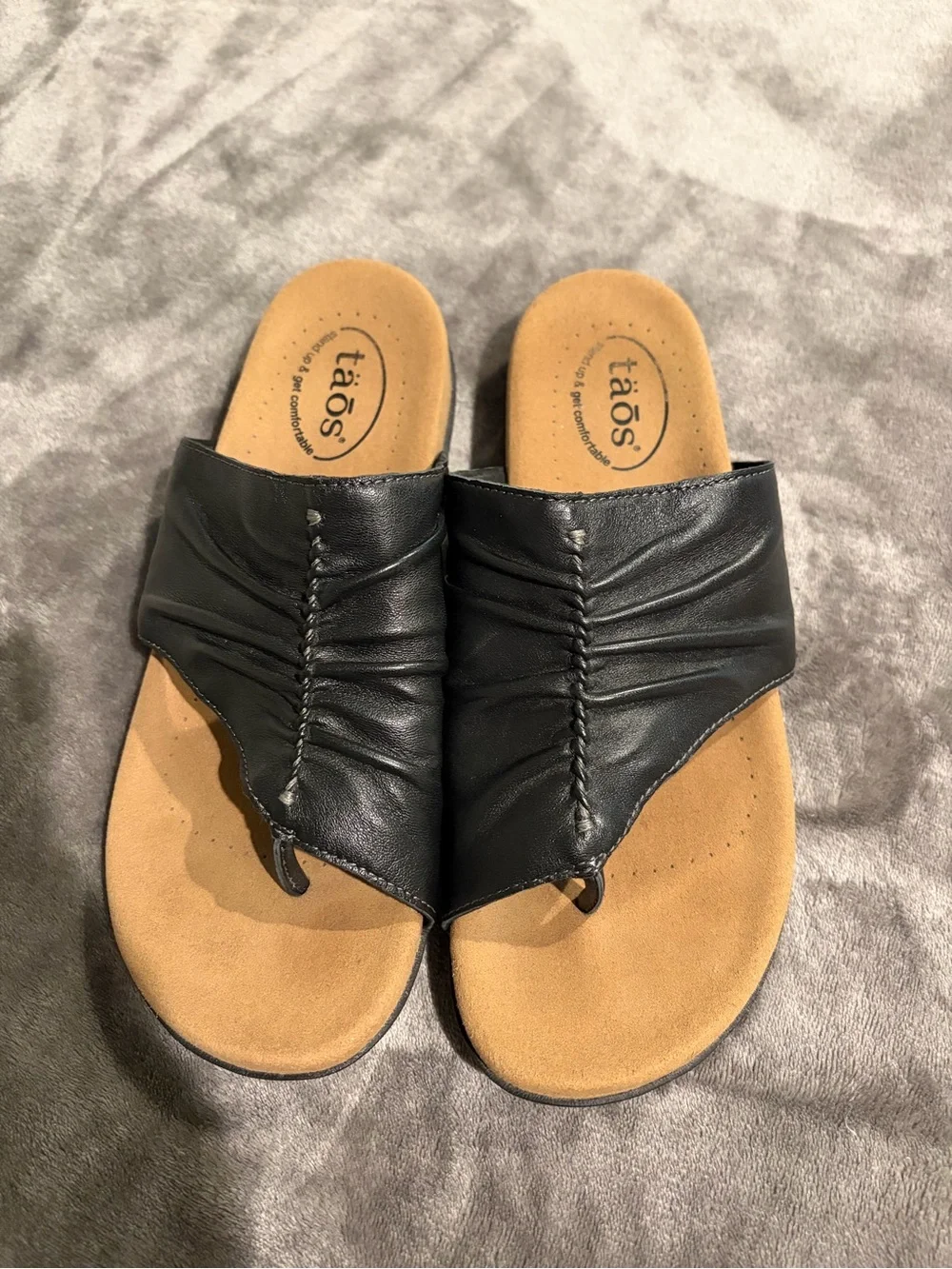 Taos Footwear Black Leather Ruched Toe-Post Sandals